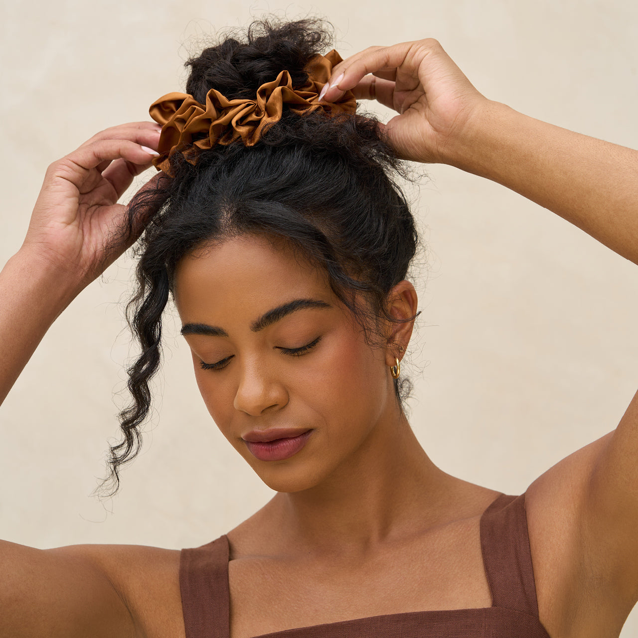 Elastico per capelli color cammello con volant