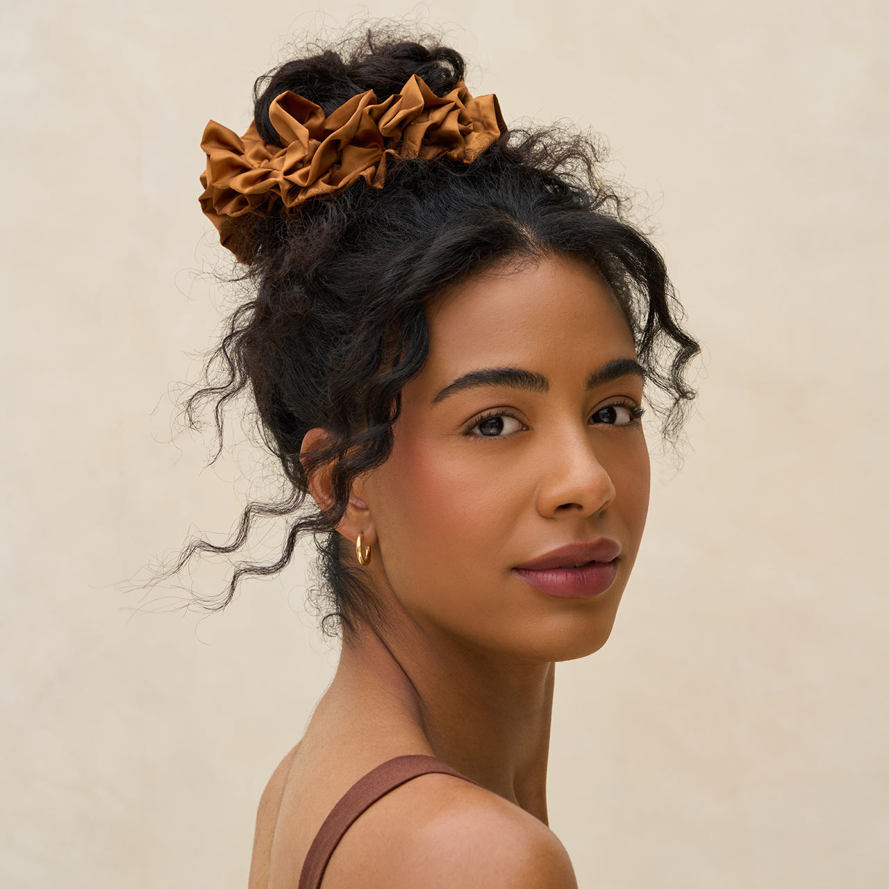 Elastico per capelli color cammello con volant