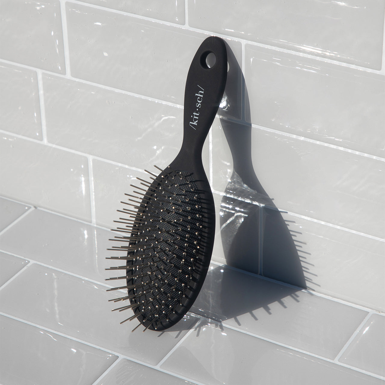 Mini spazzola per capelli da viaggio con setole metalliche create consapevolmente