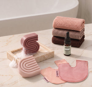 Castor Oil: Kitsch Winter Welcome Kit with Castor Oil shampoo and conditioner bars, Rosewood African Net Sponge, shampoo and conditioner bar bags, and Rosemary & Biotin Scalp & Hair Oil.